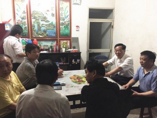 到双桥联圩检查指导防汛抢险和群众转移安置工