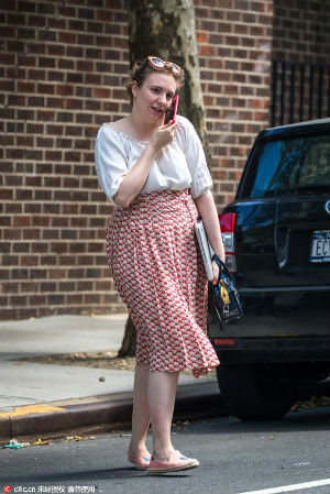 R-~iqܡէc ڤȶ}LȨ Lena Dunham Spotted in New York City Today.