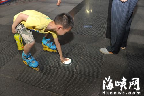 榕多处地点LED地灯低温 卤素灯超百℃有烫伤