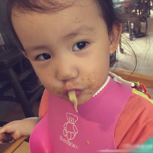 黄磊晒二胎小女儿的 吃货 日常 俩姐妹花各有各