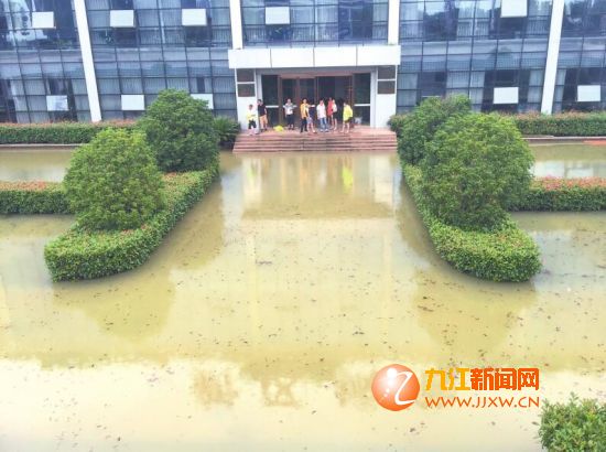 大雨倾盆 九江八里湖湖水溢出 不少地方积水严