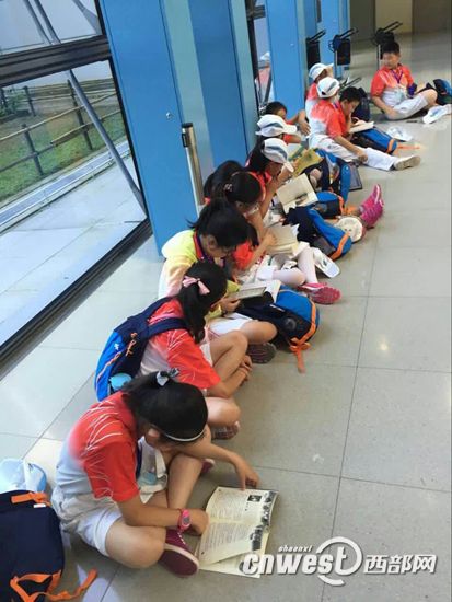 西安学生日本机场看书引争议 专家:要相信真善