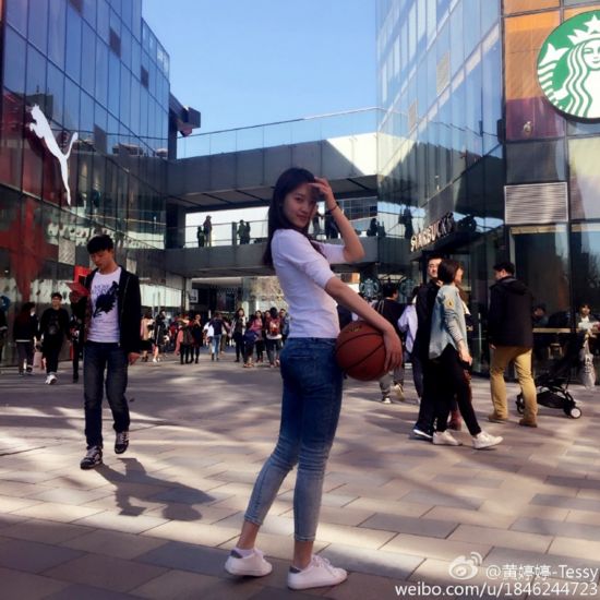 (组图)她就是接班 乌贼刘 的人 身材颜值不输刘