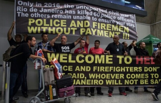 巴西警察抗议拖欠工资 以欢迎来到地狱欢迎游