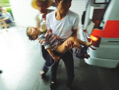 兰州:两岁儿童车祸重伤 警车开道及时送医