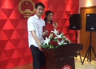 陈晓陈妍希领结婚证:网曝两人在合肥领证 将于
