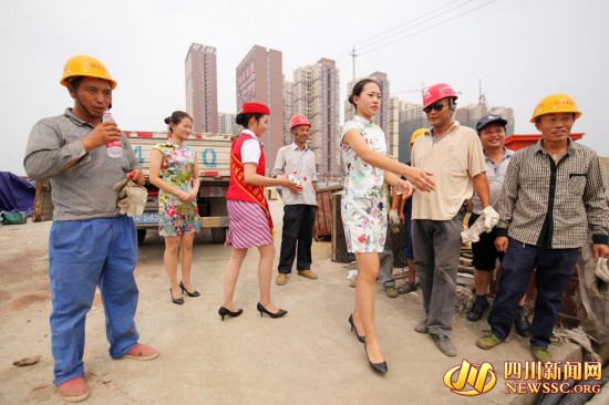 成都街头旗袍美女扫大街 给环卫工送矿泉水解