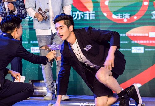 金世佳现身《致青春》胸前勺子抢镜