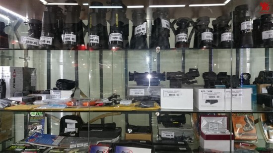 中国网友在海参崴逛枪店 这价格看得人心痒痒