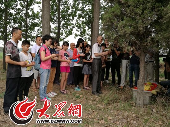 高秉涵与家人祭祖 坟前叮嘱孙女牢记根在菏泽