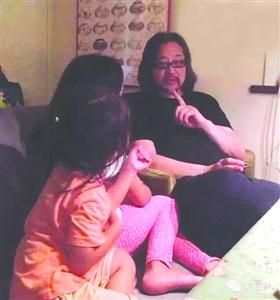 赖声川弹奏主题曲 /晨报记者 陈征 赖声川弹奏主题曲 /晨报记者 陈征