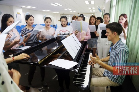 会一口南普讲壮话还很溜 老外在南宁教唱广西