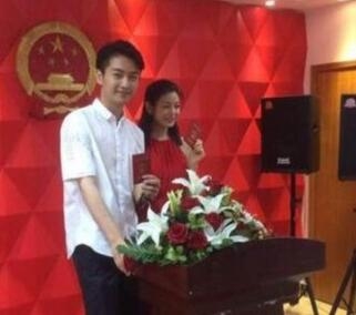 陈晓陈妍希领结婚证 同时宣布女方怀孕 网友:过
