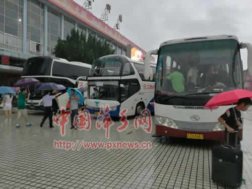 暴雨致列车大面积停运晚点 萍乡市积极疏导滞