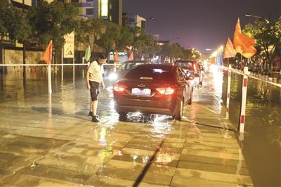 宜兴市中心主要干道被淹 300工人水面再造一条“路”