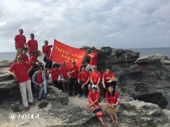 作家们赴石岛餐馆，在“祖国万岁”前合影