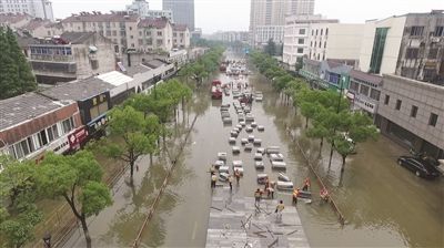 宜兴市中心主要干道被淹 300工人水面再造一条“路”