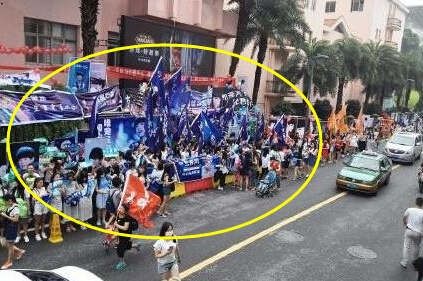 TFboys王俊凯王源粉丝为抢位置开撕 说好的一