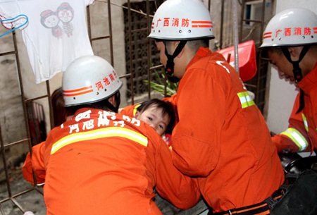 2岁女童坠近30米深井被成功救出 已送上救护车