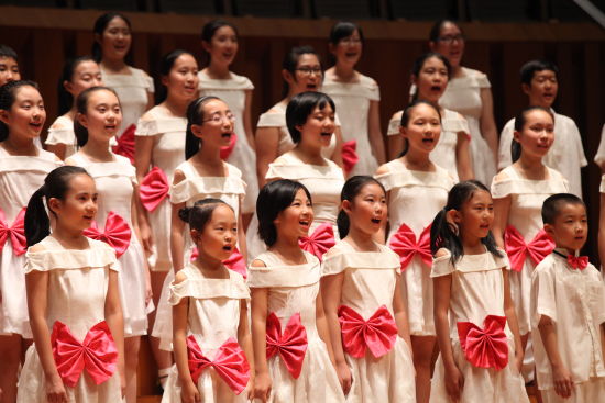 中央少年广播合唱团的小演员在颁奖典礼上表演1 中央少年广播合唱团的小演员在颁奖典礼上表演1