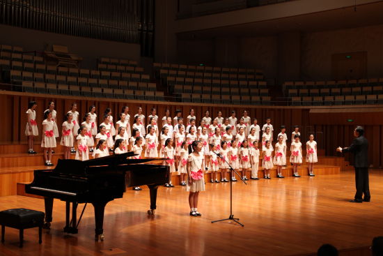 中央少年广播合唱团的小演员在颁奖典礼上表演3 中央少年广播合唱团的小演员在颁奖典礼上表演3