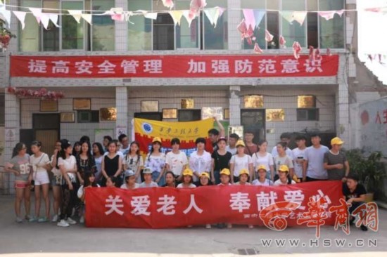 西安大学生进草滩养老院 陪老人唱歌聊天打麻