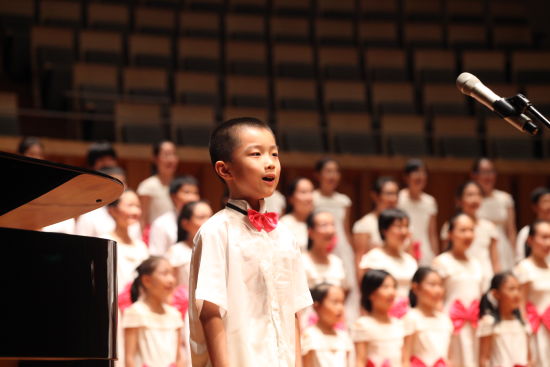 中央少年广播合唱团的小演员在颁奖典礼上表演2 中央少年广播合唱团的小演员在颁奖典礼上表演2