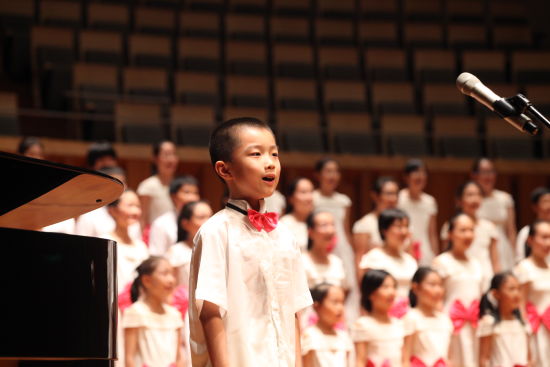 中央少年广播合唱团的小演员在颁奖典礼上表演2