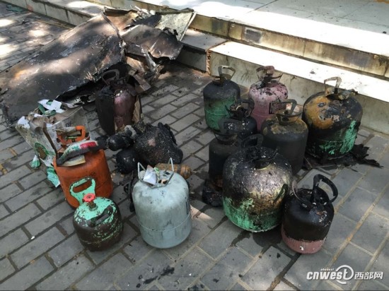 西安友谊路一空调维修店起火 周边群众被紧急