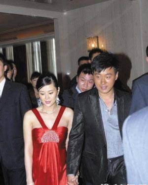 点击图片查看详情 雅安穿婚纱的女记者_雅安电视台女记者穿婚纱报道地震 被赞 最美新娘(3)
