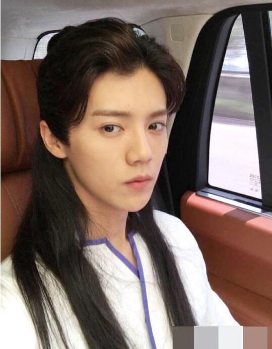 鹿晗晒古装照 天热带头套拍戏粉丝好心疼