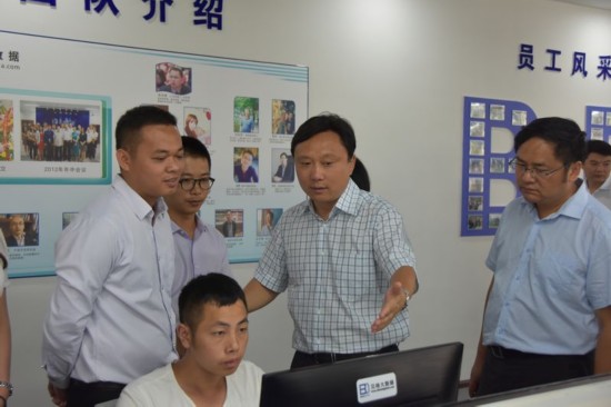 马长青走访慰问困难老党员--贵州频道--人民网