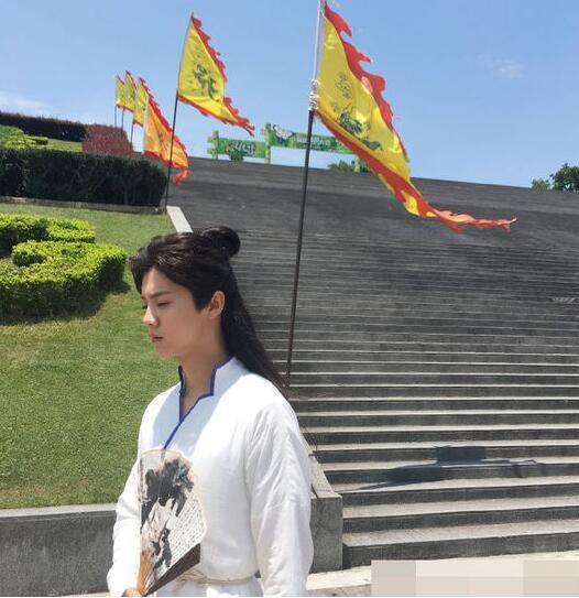 鹿晗晒古装照 天热带头套拍戏粉丝好心疼
