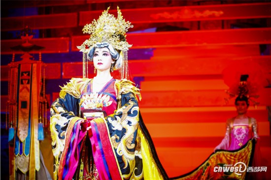 中国首部大型唐宫乐舞《大唐女皇》首演成功
