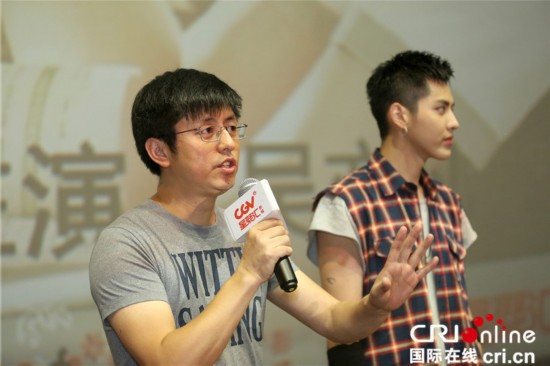 吴亦凡成都宣传新片 四川话问候粉丝现场互动