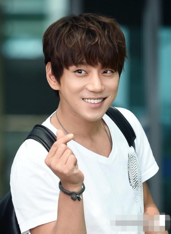 韩国歌手黄致列现身机场飞北京 频比手指爱心