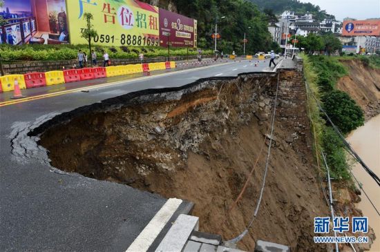 福建闽清灾情严重 抢险救灾紧张进行