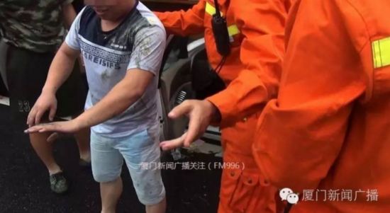 厦门一小车冲入半挂车下方 保险杠顶住男司机