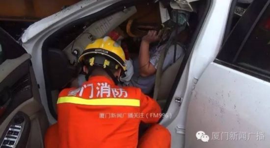 厦门一小车冲入半挂车下方 保险杠顶住男司机
