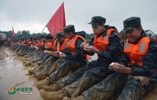 抗洪救灾:堤坝上那些难忘的瞬间 令人泪奔!(图)--河南