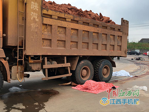 后八轮撞倒电动车酿出惨案 父女被拖行数十米