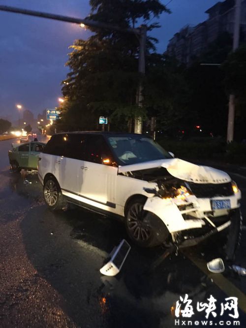 福州浦上大道路虎的士相撞 2过路骑手不幸身亡
