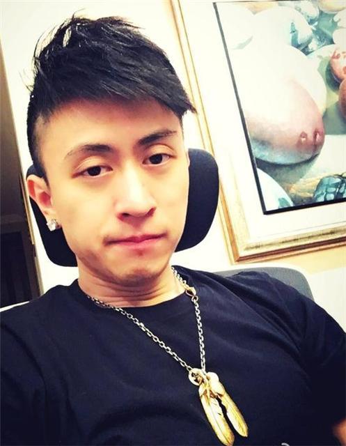 钟欣潼公布恋情 晒二人亲密合照男方好像搂着