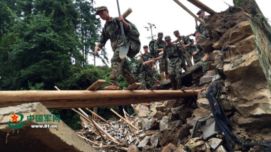 过断桥攀绝壁 武警官兵成功打通孤岛村通道(