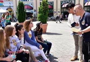 郭德纲欧洲街头搭讪美女 成功率百分百 网友:老