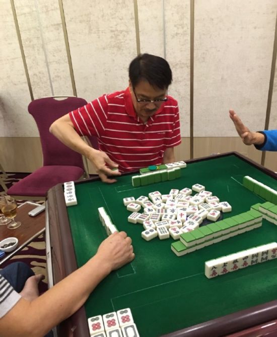 63岁吴孟达晒打麻将照气色佳 重病后身体暴瘦