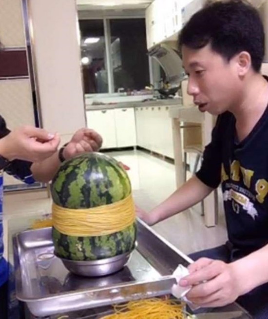 用700根皮筋勒西瓜会怎样? 男子亲身试验结局