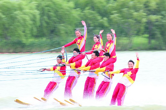 盐城盐都大纵湖旅游度假区水上表演吸引游客