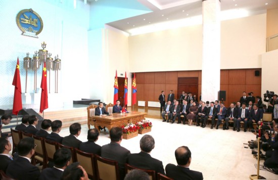 7月14日，国务院总理李克强在乌兰巴托国家宫与蒙古国总理额尔登巴特举行会谈后共同会见记者。