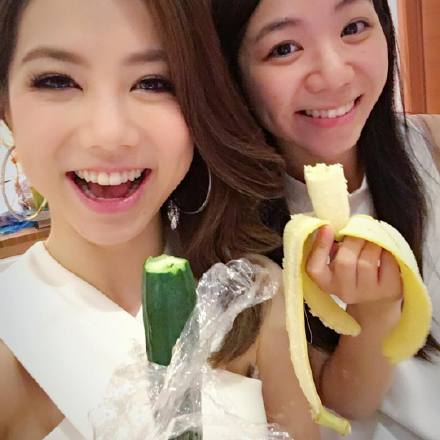 邓紫棋晒与妹妹搞怪合照 网友:我装作一副看不